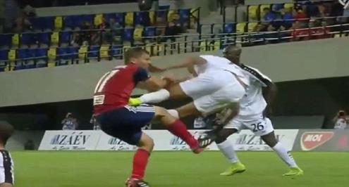 بالفيديو.. ركلة "سيئة السمعة" تعيد إلى الأذهان ما حدث في نهائي مونديال 2010